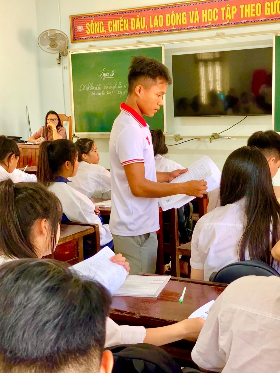 Hồ Hoài hỗ trợ ban tuyển sinh Traenco đến tư vấn các trường THPT trong thời gian học tập ở Traenco Đồng Hới