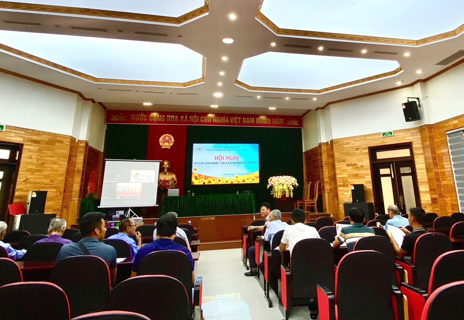 Người dân tham dự hội nghị tư vấn việc làm tại Ba Đồn Trung Thuần